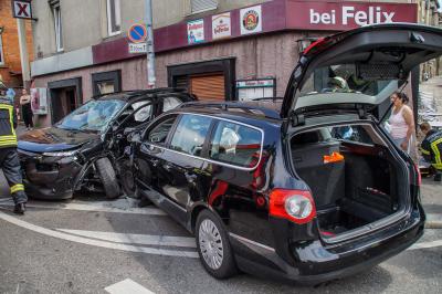 Stuttgart Bad Cannstatt: Schwerer Unfall nach Vorfahrtsmissachtung